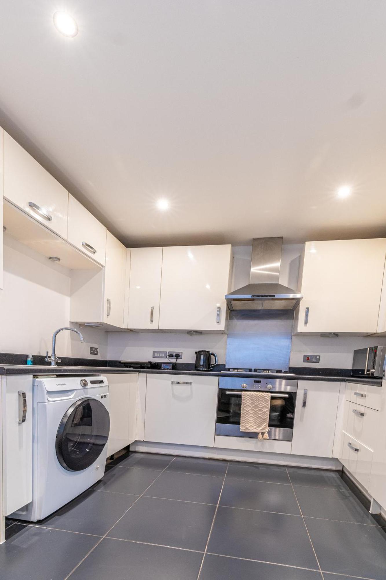 Дом отдыха Cosy Modern 3-bed Near Etihad, Coop Arena - Ao Arena And Center *